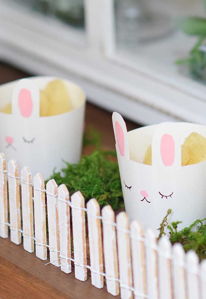 Use copinhos personalizados para servir os petiscos da festa.