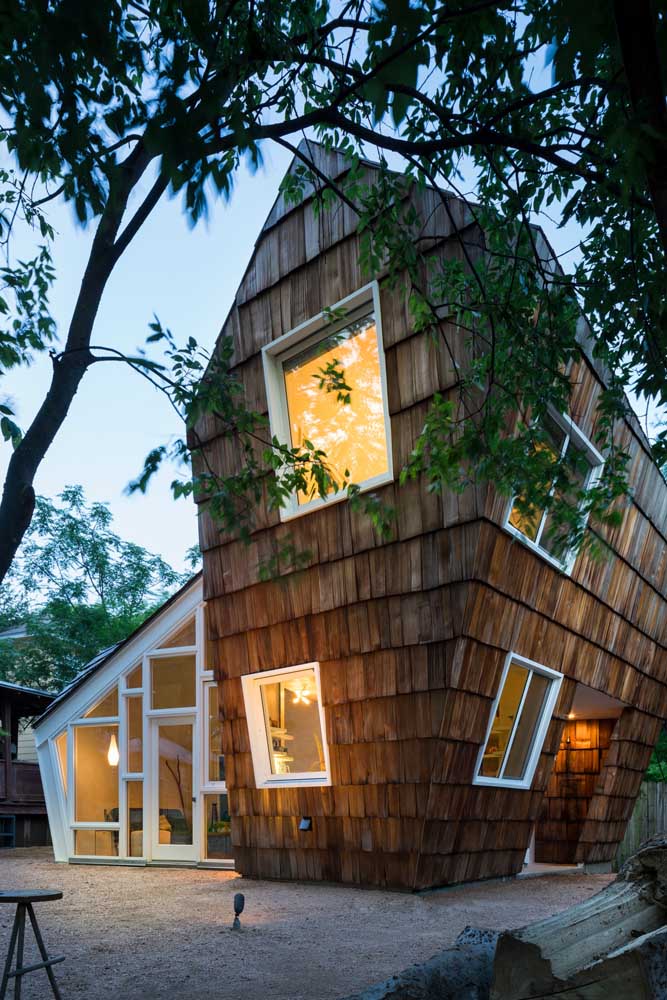 Uma construção contemporânea e criativa para destacar a edícula no terreno