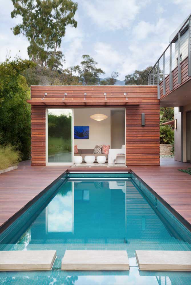 Edícula na área da piscina: o espaço garante mais conforto para os convidados usufruírem da piscina