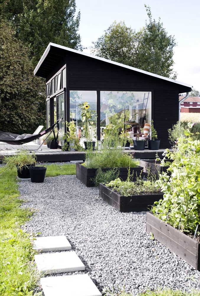 Inspiração de edícula contemporânea no jardim, com destaque para as janelas amplas