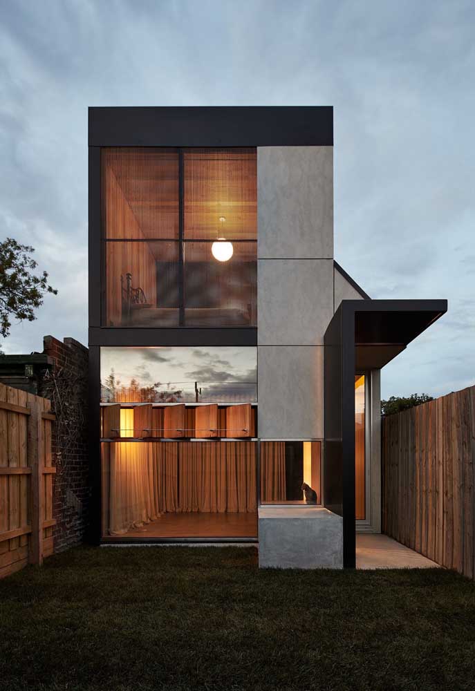O mix de materiais chama atenção nesse projeto de fachada de sobrado: madeira, metal, concreto aparente e tijolinhos à vista