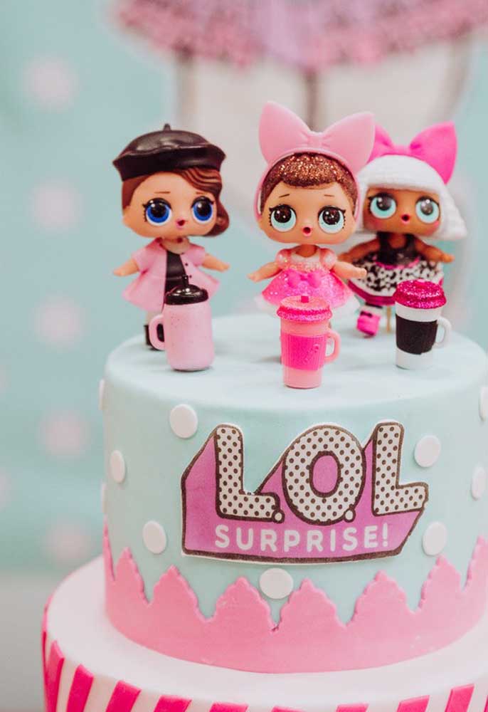 Na hora de fazer o bolo Lol Surprise capriche nos detalhes. No topo, coloque algumas bonequinhas para deixar tudo personalizado.
