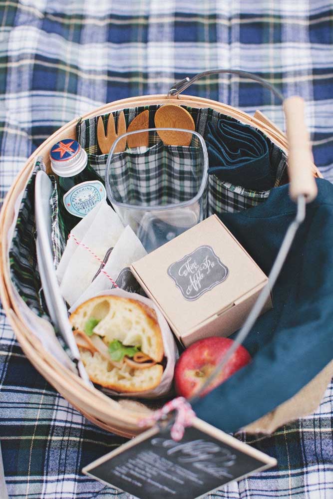 Uma boa ideia de festa na caixa para um homem: cerveja, lanche, fruta e torta de maça; o tecido xadrez azul usado na caixa completa o visual