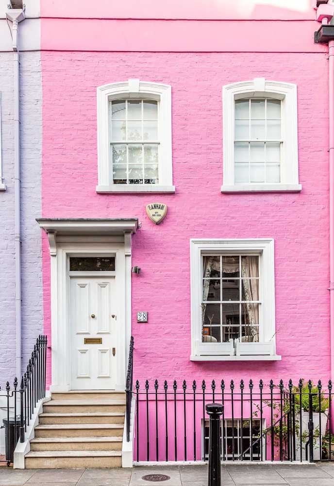 Um mimo essa frente de casa pintada de cor de rosa; a tonalidade traz alegria para a arquitetura antiga