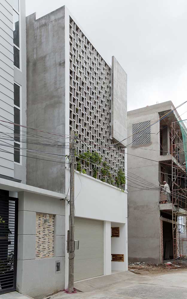 Como destacar a frente de uma casa em meio a outras? Apostando em materiais diferenciados, como os cobogós