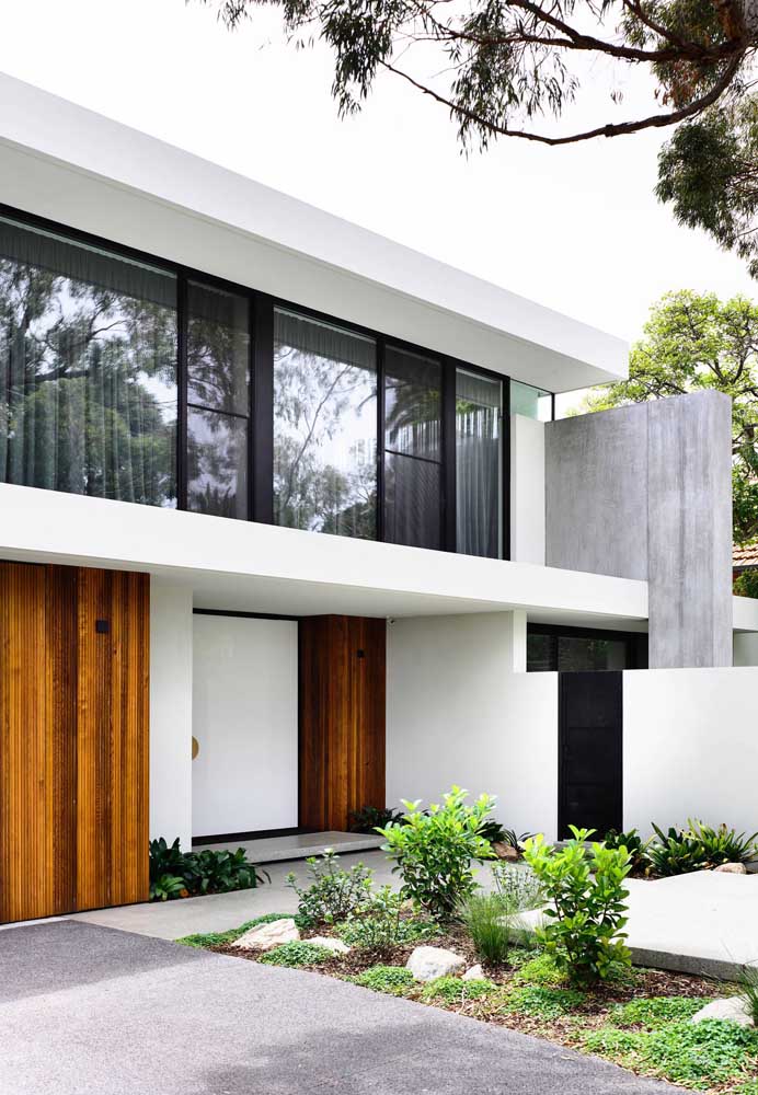 Se ficar na dúvida de qual cor pintar a frente da casa, aposte no branco; a cor é neutra e atemporal combinando com diferentes estilos
