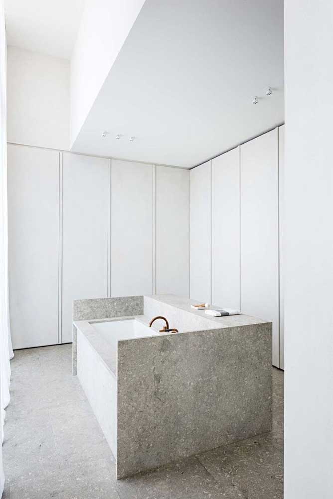O banheiro minimalista ficou perfeito com a escolha do granito branco