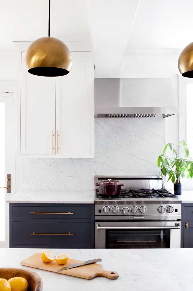 Ambientes de estilo clean ficam ótimos com granito branco, assim como esta cozinha