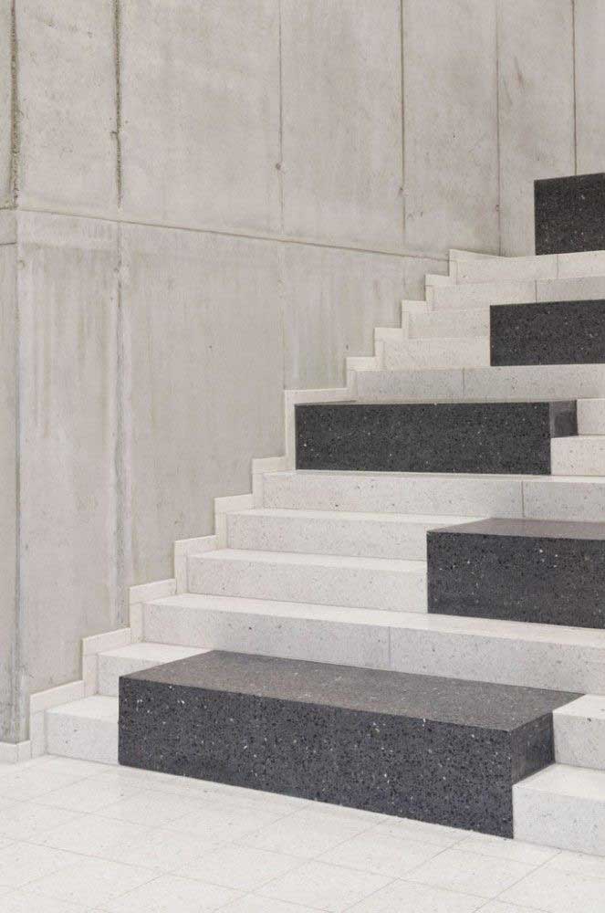 A escada super diferente ganhou espaços em granito branco intercalado com peças maiores de granito cinza