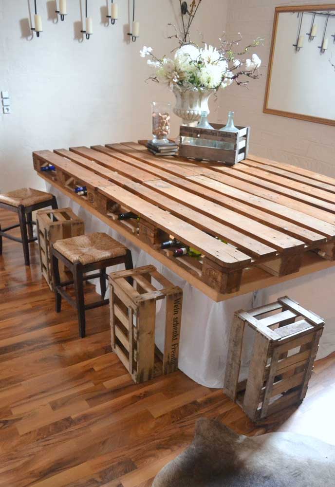 Olha que ideia criativa: aqui, os espaços do pallet foram usados para armazenar garrafas, transformando a mesa em um tipo de bar também