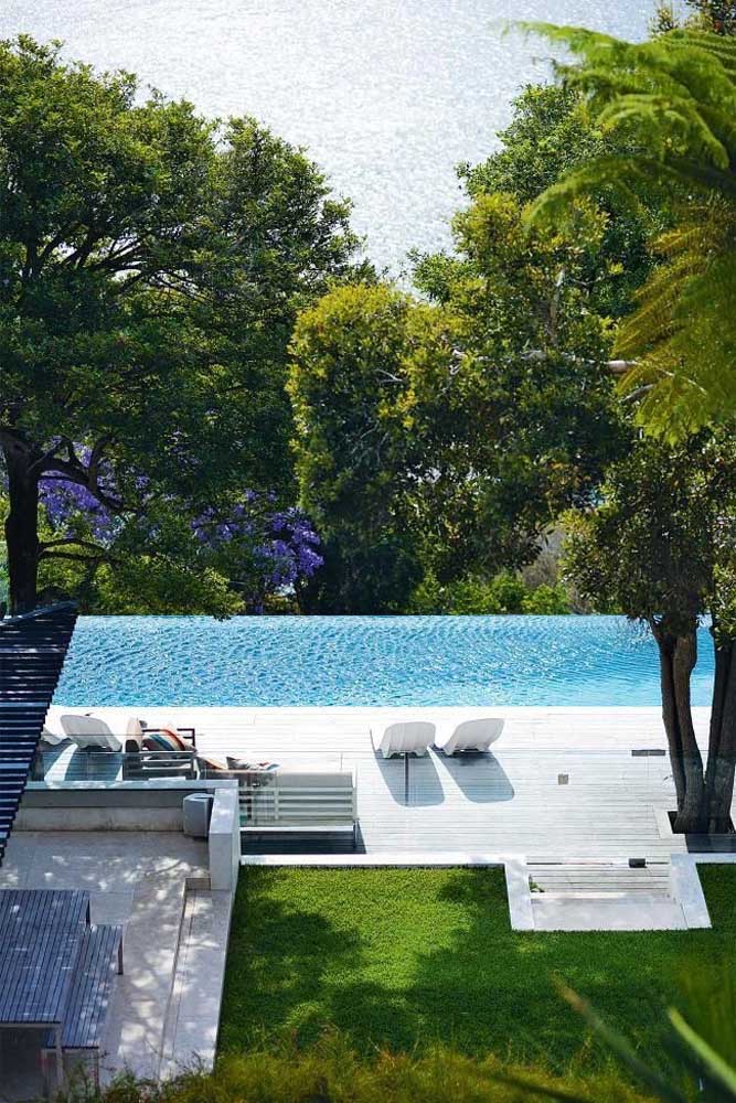 Piscina com borda infinita em terreno com declive: modelo ideal para esse estilo de piscina