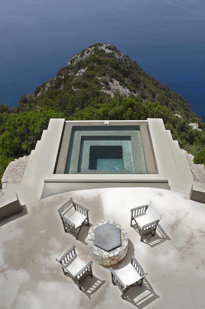 Piscina com borda infinita vista de cima; repare nos detalhes do projeto