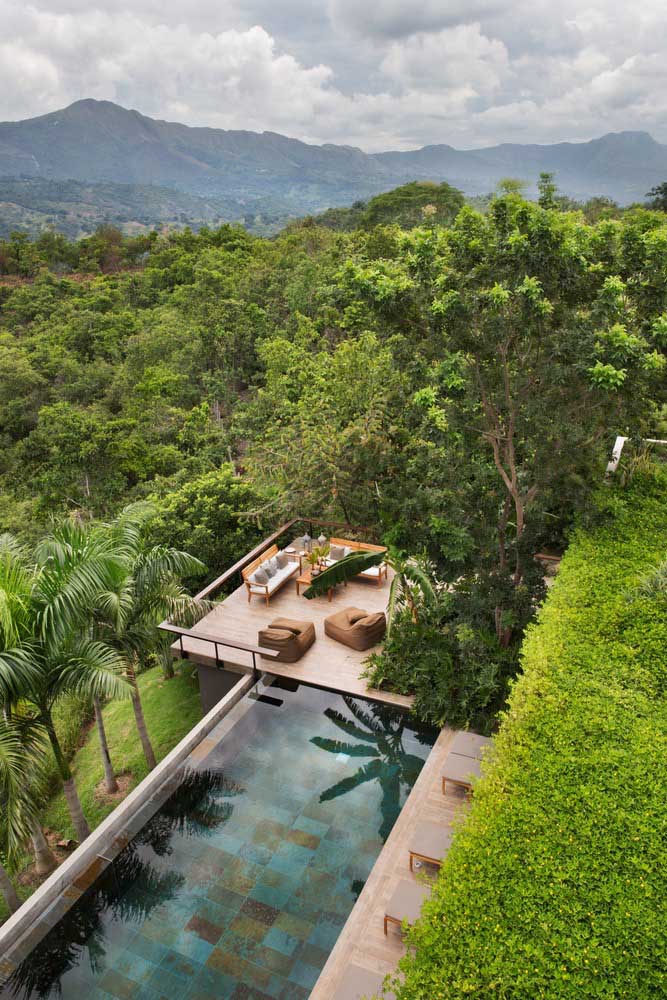 Vista de cima desse projeto arquitetônico maravilhoso com piscina de borda infinita incluída