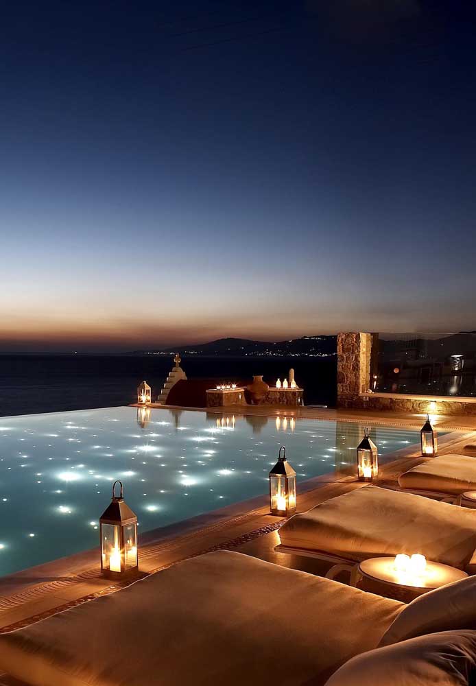 A piscina com borda infinita ganha um visual ainda mais extraordinário durante a noite, integrada a vista panorâmica