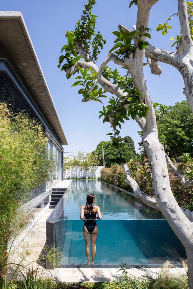 A piscina com borda infinita de vidro agrega muito mais design e estilo ao projeto