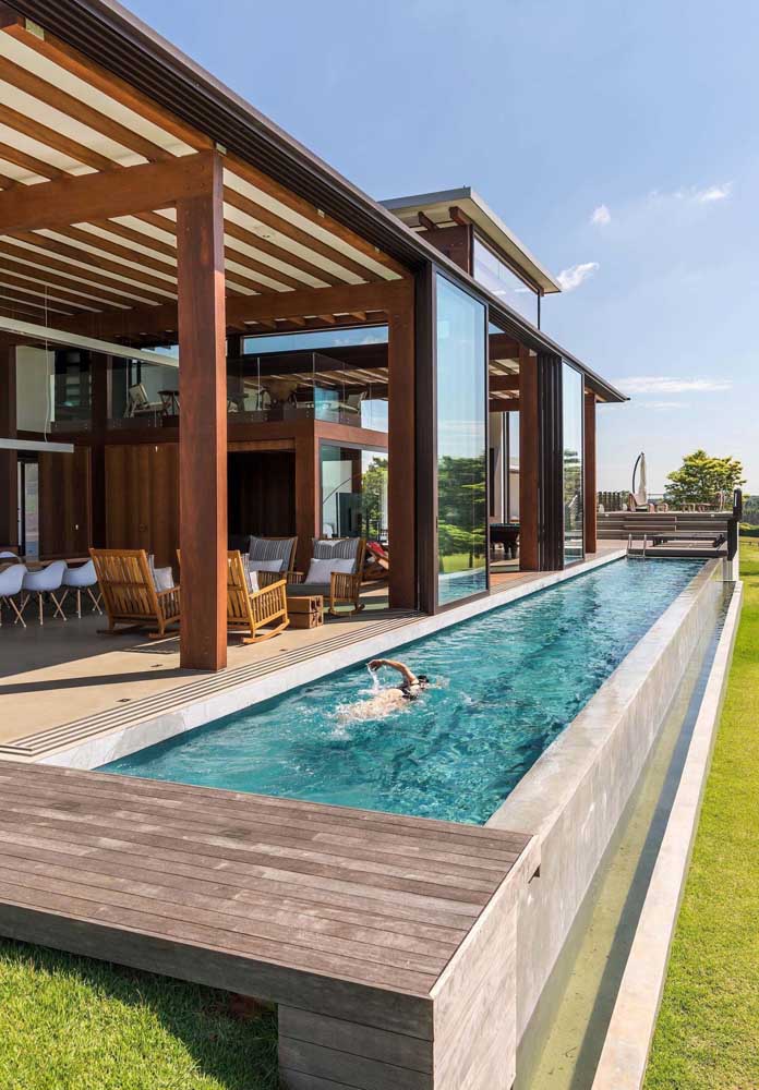 Um dos tipos mais escolhidos de piscina com borda infinita: o que a água escorre por movimento