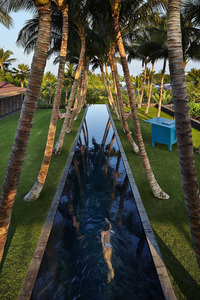 Piscina com borda infinita para terreno nivelado, uma opção mais que possível