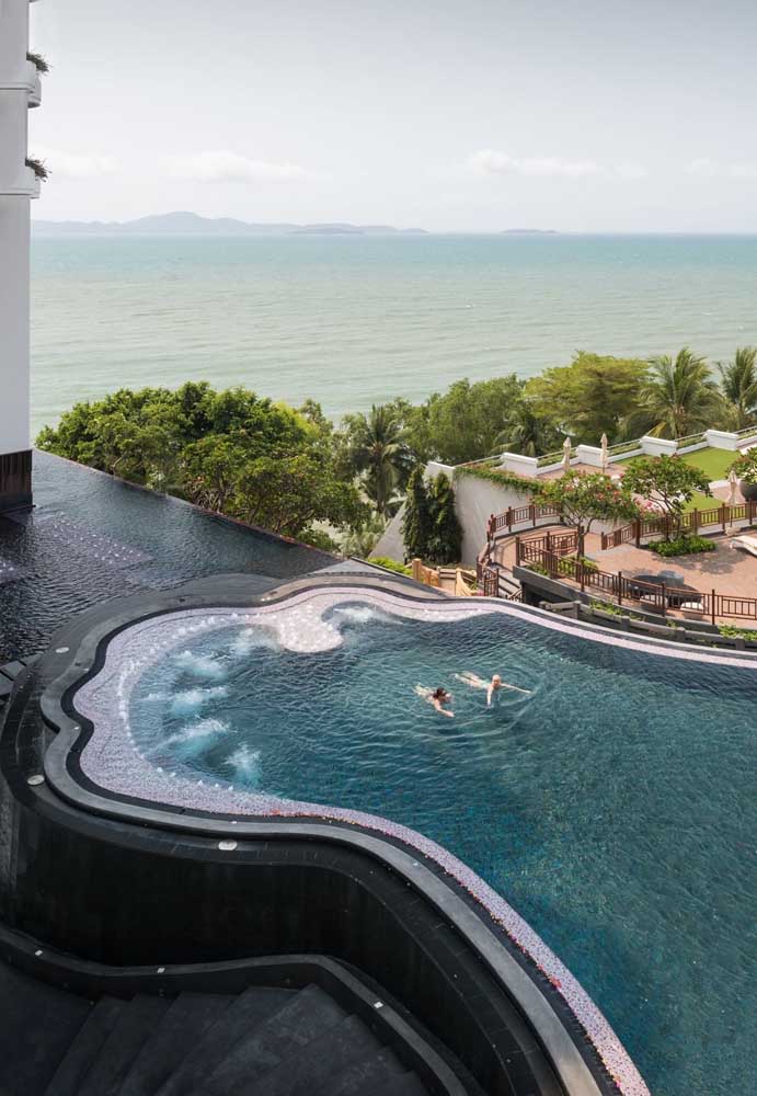 Piscina de vinil com borda infinita de pedras, uma boa ideia para a captação da água