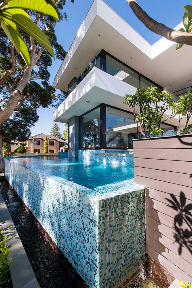 Aqui, o destaque vai para o vão que recebe a água que escorre da piscina com borda infinita