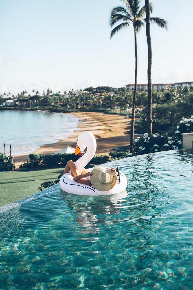 Mais uma inspiração de terreno alto para receber a piscina com borda infinita; repare no efeito visual que ela provoca