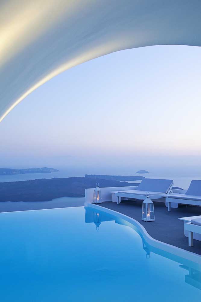 Um modelo super contemporâneo de piscina com borda infinita para residências