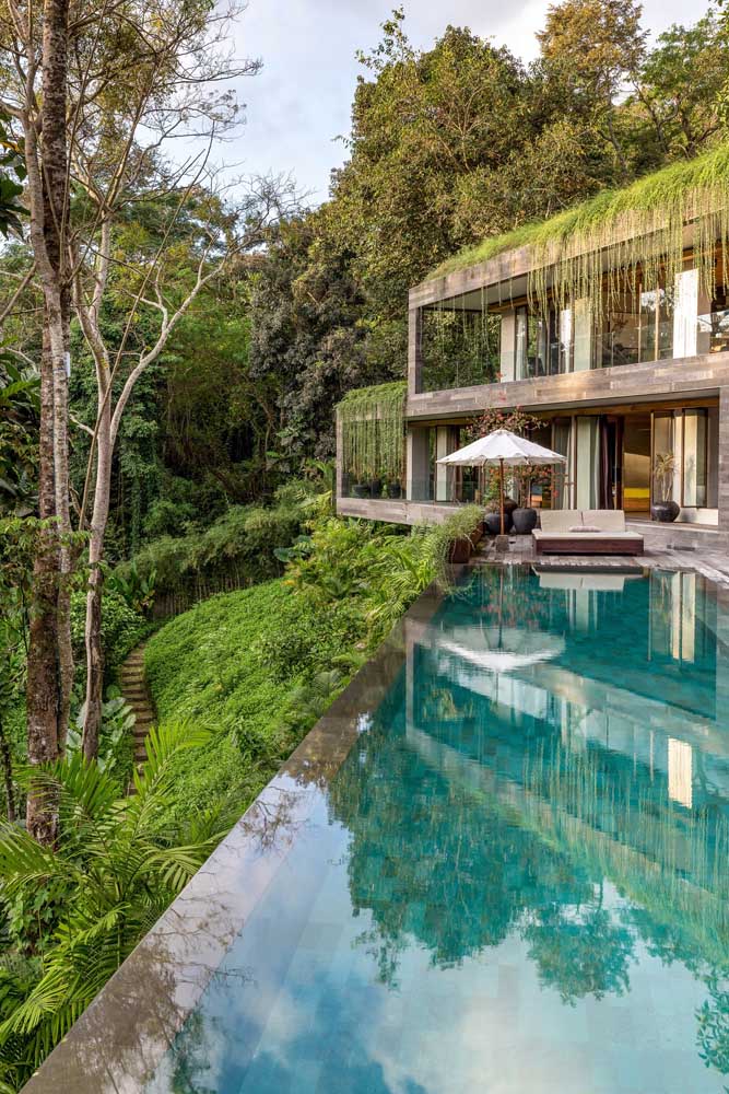 Piscina com borda infinita para a casa de campo