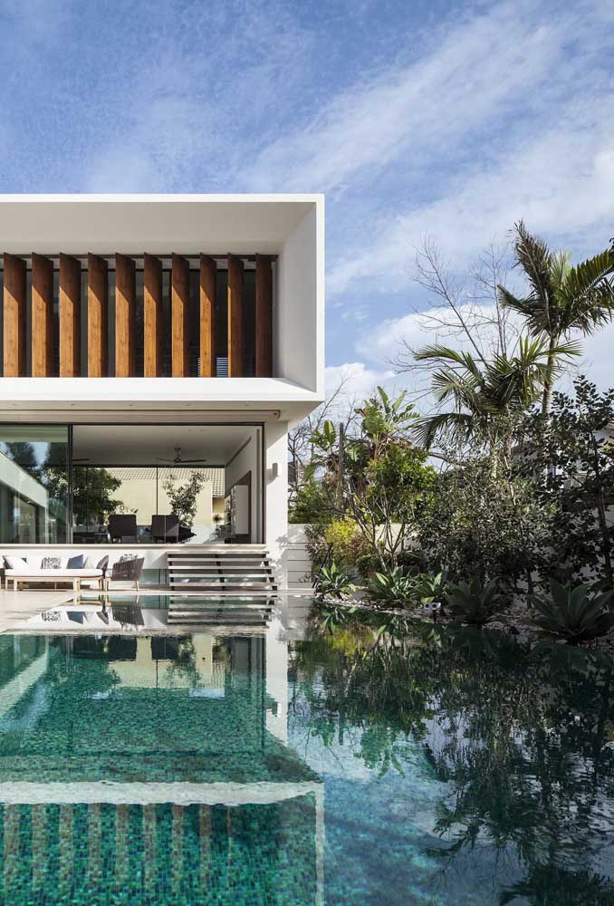 Nesse projeto, a piscina com borda infinita dobrou de tamanho graças a ilusão criada pelo projeto