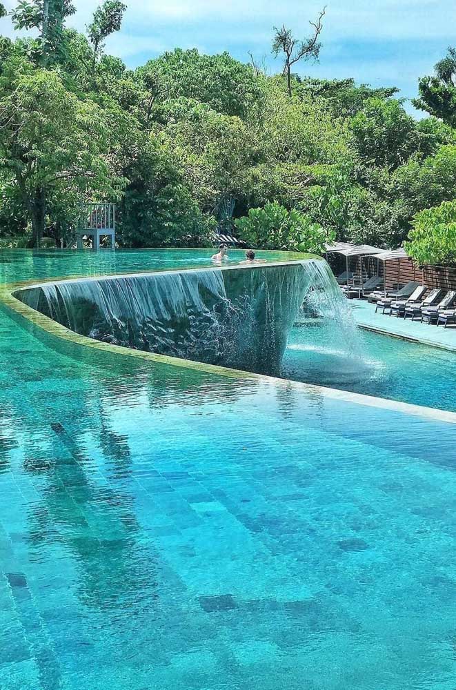 Piscina com borda infinita com sistema de movimento que faz com que a água caia na outra piscina logo abaixo