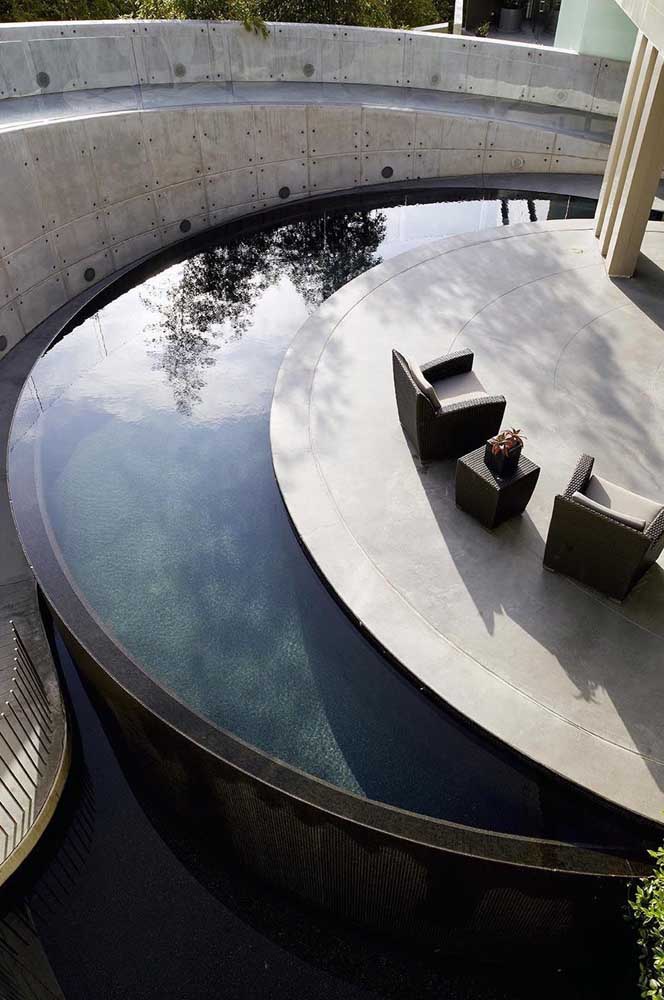 As piscinas com borda infinita combinam com todo estilo de arquitetura residencial