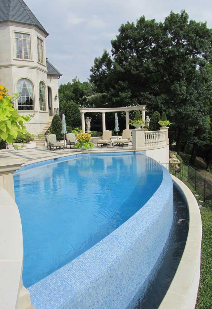 Nessa casa, o destaque vai para o vão entorno da piscina demonstrando o funcionamento da estrutura de borda infinita