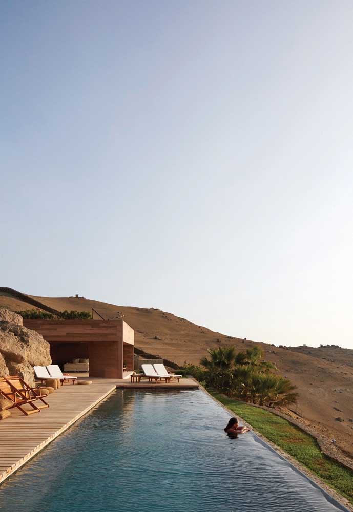 Uma inspiração belíssima de piscina com borda infinita em casa de campo