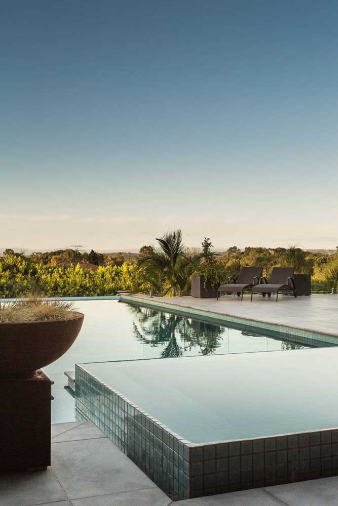 A piscina com borda infinita garante vistas maravilhosas