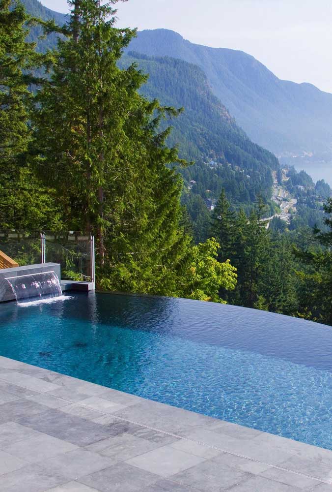 Uma vista panorâmica perfeita da piscina com borda infinita