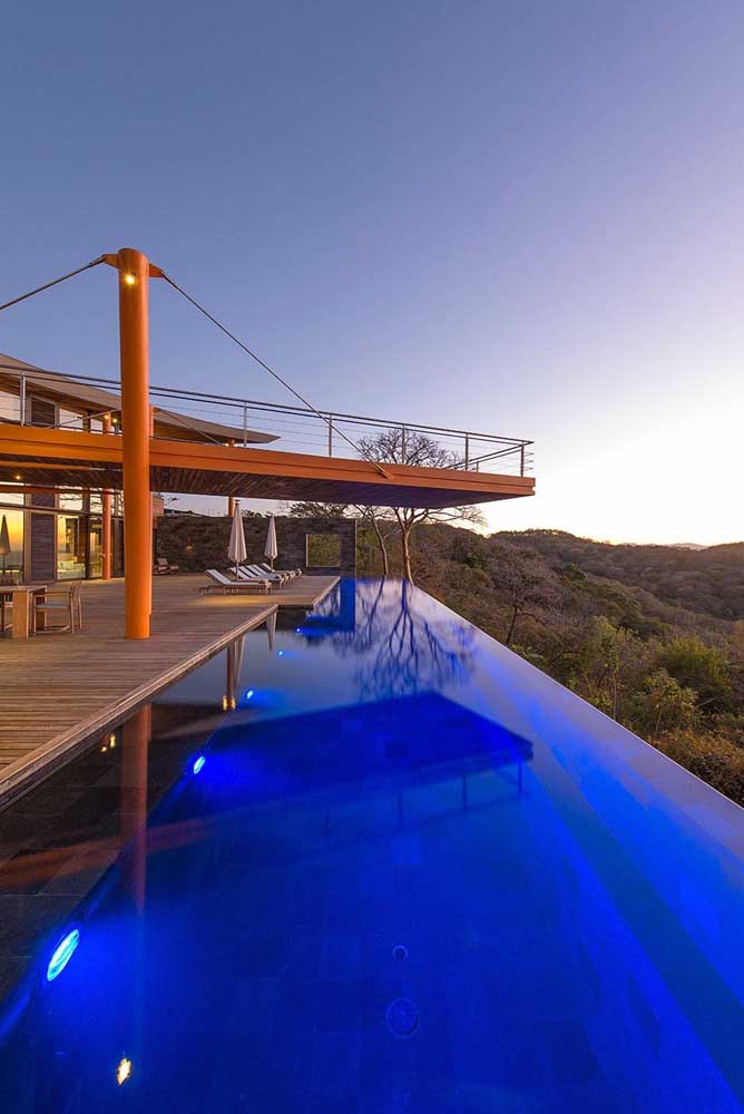 Piscina com borda infinita e natureza: uma combinação perfeita