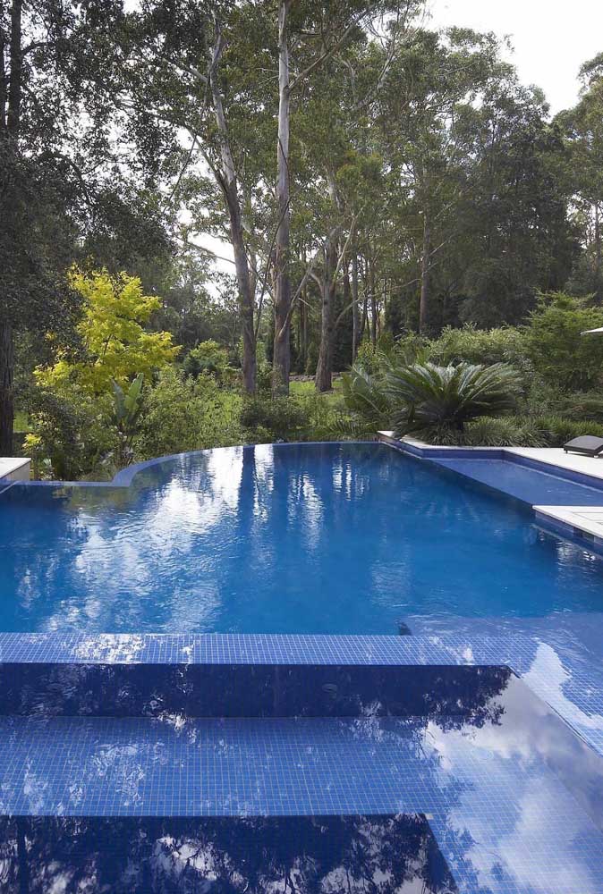 Piscina com borda infinita para a casa de terreno plano