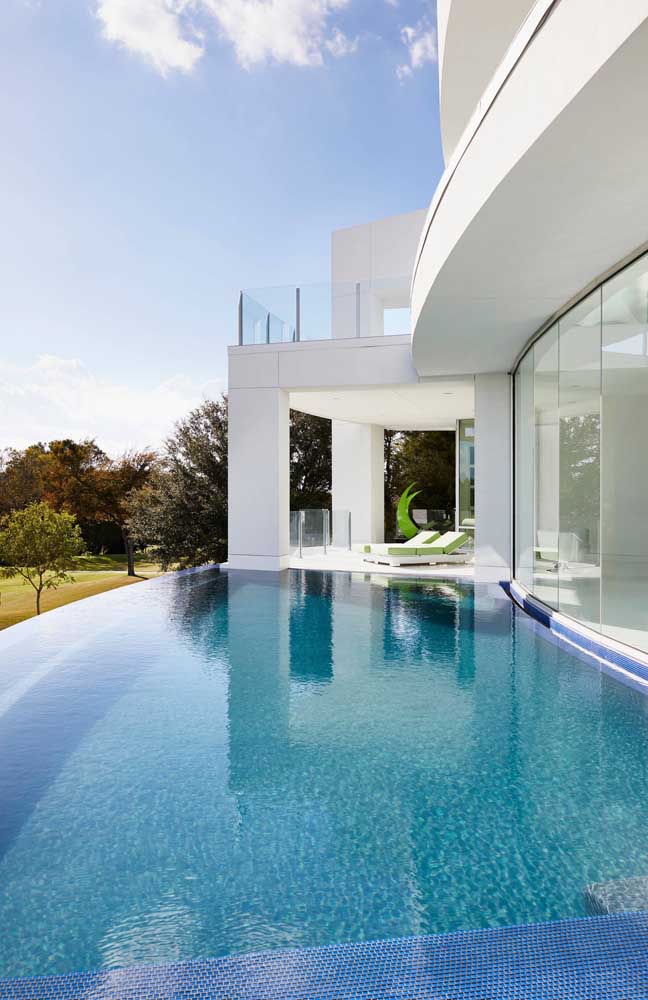 Casa contemporânea com piscina de borda infinita