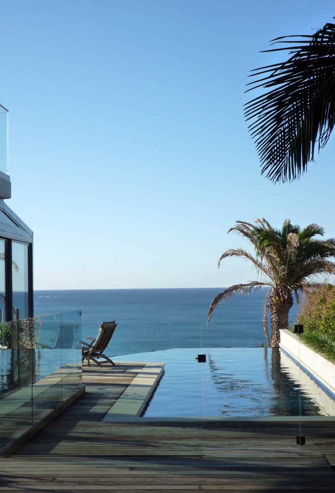 Piscina com borda infinita com vista para o mar; integração incrível entre os cenários