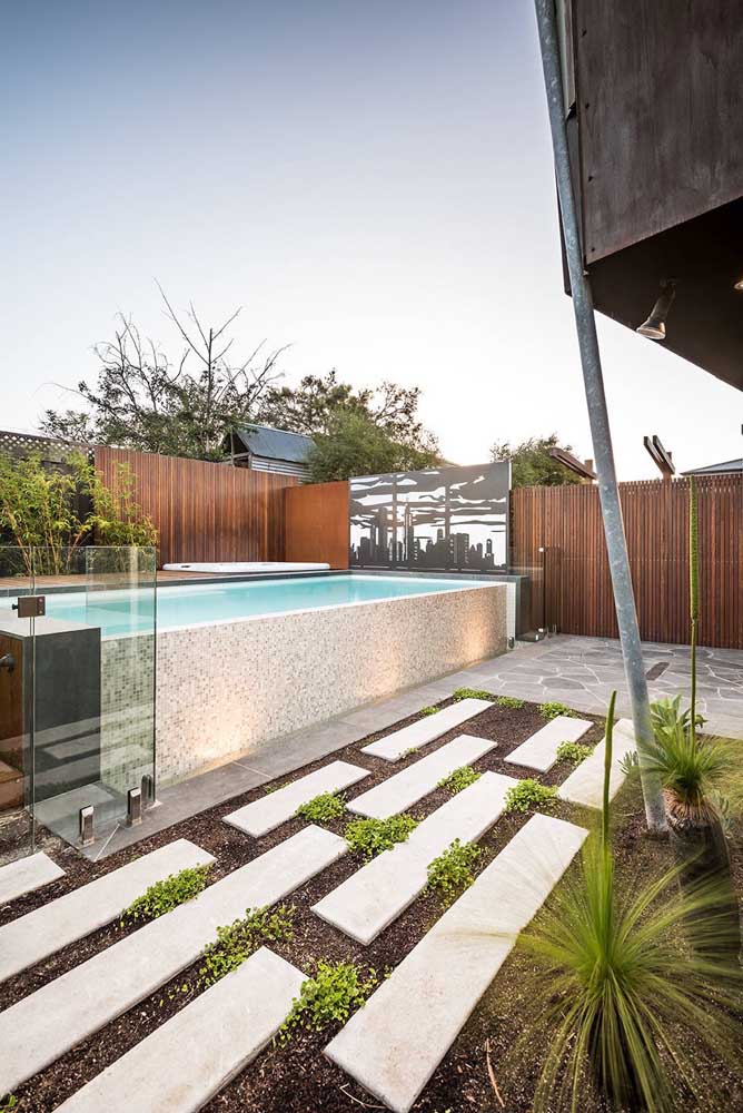 Piscina com falsa borda infinita para a área externa da casa