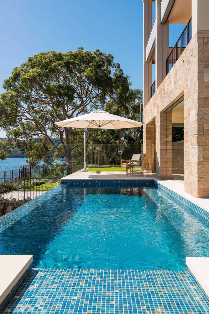 Modelo pequeno, mas ainda assim incrível de piscina com borda infinita