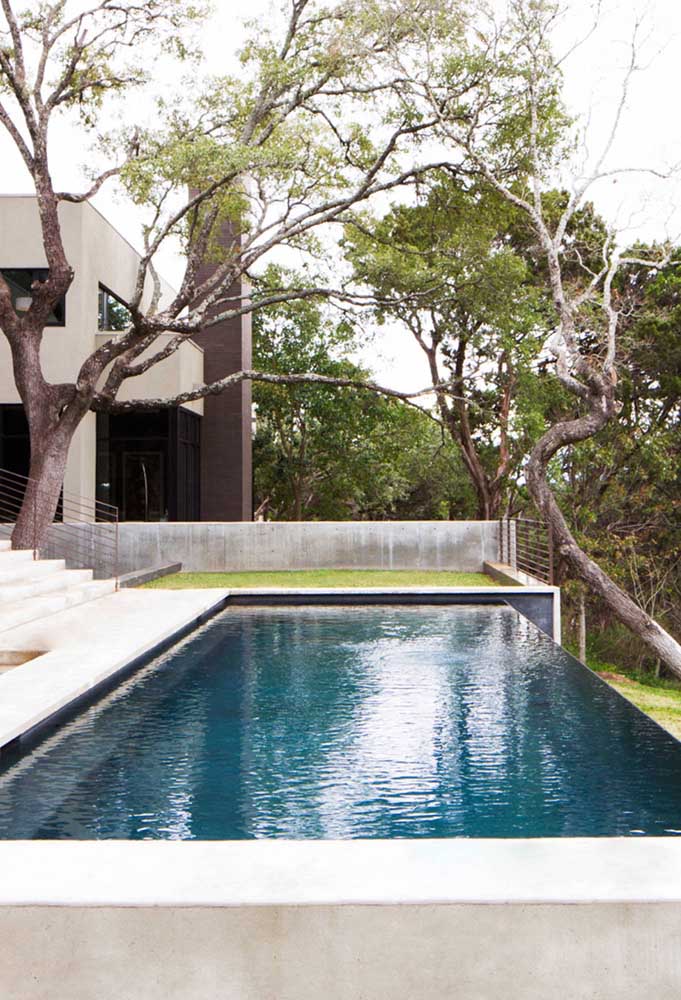 Piscina com borda infinita com sistema natural de escoamento da água