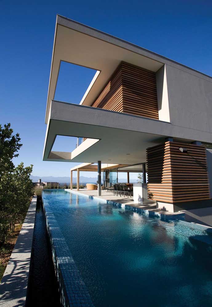 Piscina com falsa borda infinita para a casa em estilo moderno