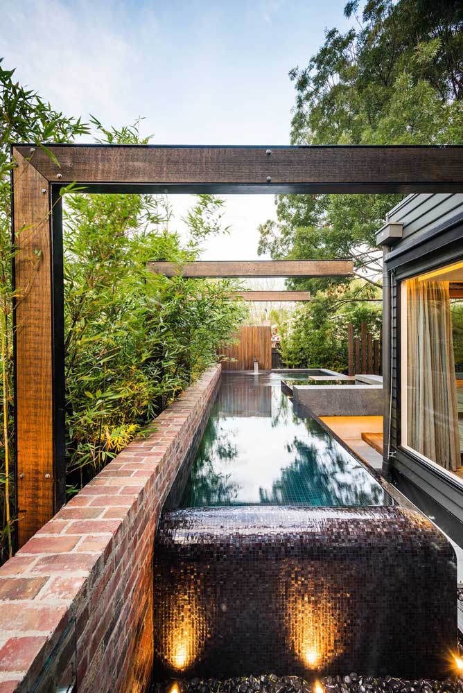 O projeto rústico da casa ficou mais leve com a piscina com borda infinita