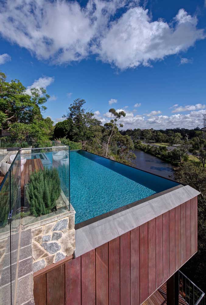 A visão panorâmica ficou completa com a piscina de borda infinita