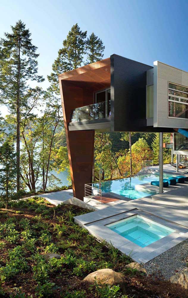 Casa contemporânea com duas opções de piscina, sendo uma delas com borda infinita