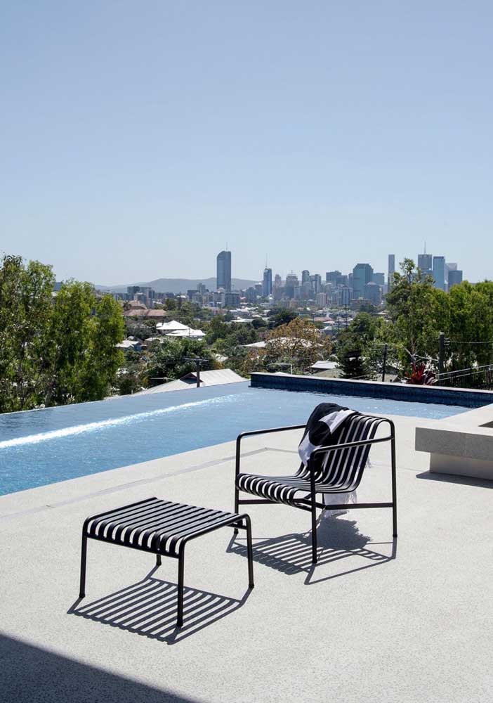 Piscina com borda infinita com vista para a cidade