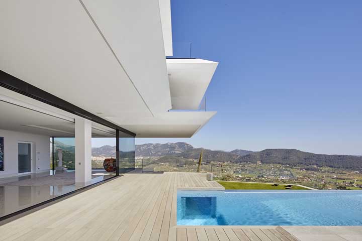 Opção belíssima de piscina com borda de vidro com vista panorâmica