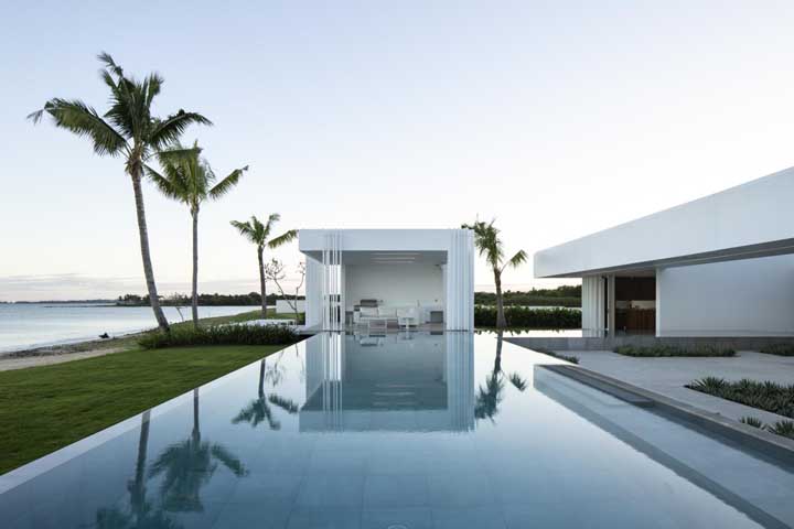 Piscina com borda infinita construída de frente para o mar