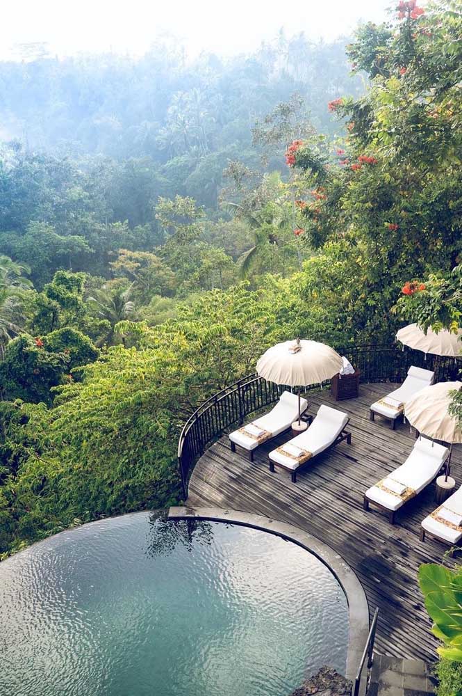 Pode admitir, dá um frio na barriga em ver essa piscina com borda infinita em meio a paisagem; chega a parecer uma queda livre!