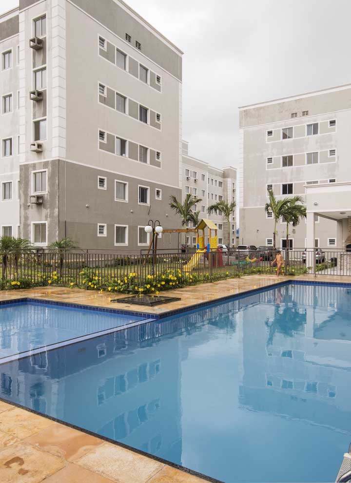 Piscina de fibra grande para uso coletivo dos moradores do condomínio 