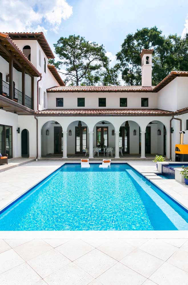 Piscina de fibra com desnível para garantir diferentes profundidades